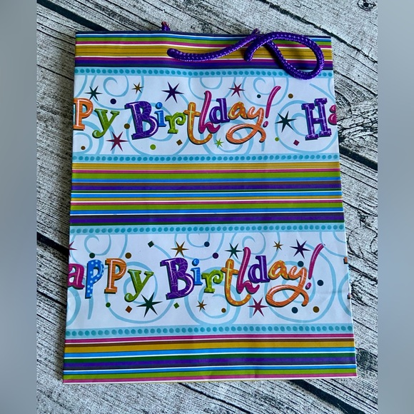 NEW. Bundle of 7 kids birthday gift bags. Assorted designs and sizes. - Picture 4 of 10